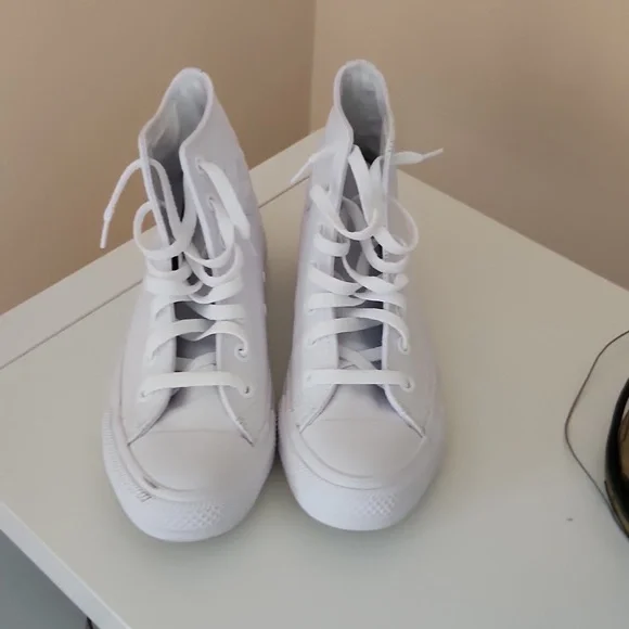 Converse - Picture 2 of 4